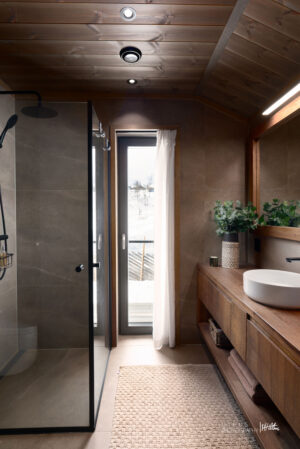 Tilknyttet soverommet finner du et eget bad, som gir en praktisk og eksklusiv hotellfølelse – perfekt for deg som ønsker litt ekstra komfort og privatliv i hyttelivet.