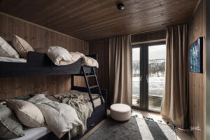 Soverom 3 er innredet med familiekøye med 120 cm. nede og 90 cm. oppe. 