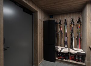 Praktisk og godt organisert bod med smarte oppbevaringsløsninger for både ski, støvler og utstyr. Med egen utgang har du enkel adkomst til utesonene og løypene.