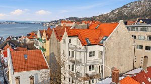 Yttertaket på sameiets bygg ble skiftet i 2018. I tillegg ble utvendig fasade vedlikeholdt i 2025.