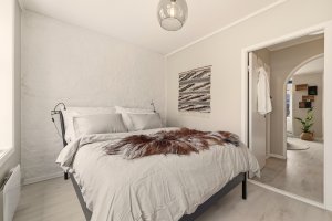 Leiligheten ble nymalt i 2026 og fremstår som koselig og tiltalende.