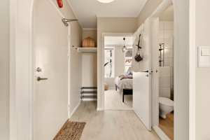 Lys og trivelig entré med nisje til oppheng av ytterklær.