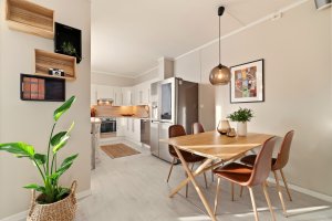 Det er plass til både sofagruppe og spisestuebord.