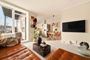 Leiligheten har en arealeffektiv romløsning. Det er delvis åpen løsning mellom stue og kjøkken.