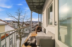 Tilknyttet leiligheten er det en solrik og deilig veranda med god størrelse.