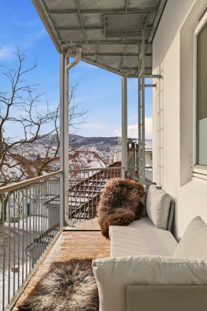 Verandaén er på 8 m2. Her kan man nyte solen i skjermede og koselige omgivelser.