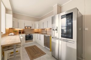 Kjøkkenet har god størrelse og en tidløs stil. Alle hvitevarer inkl. amerikansk kjøleskap, medfølger i salget.