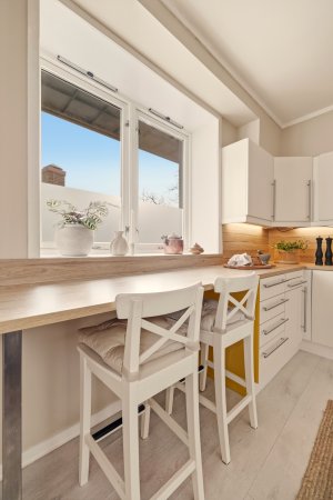 Det er laget en smart spiseløsning med barkrakker på kjøkkenet.