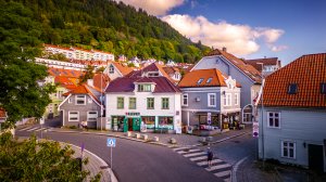 Støletorget med Meny dagligvareforretning, apotek etc., befinner seg like ved.