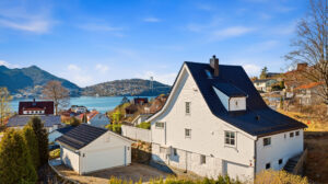 Enebolig med nyere garasje med god tilgjengelighet. Arbeid med drenering utført i 2023, herunder pigging av fjell, utskifting av masser og ny drenering av takvann mot sør og nord, utført av Soltvedt Maskin AS.
