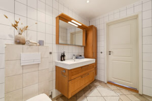 Tidløse materialvalg gir et klassisk uttrykk. Badet er lite brukt de senere år