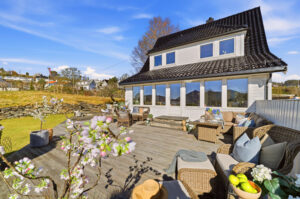 Pent opparbeidet tomt med plen, murer, heller og terrassearealer. Svært solrik eiendom. 