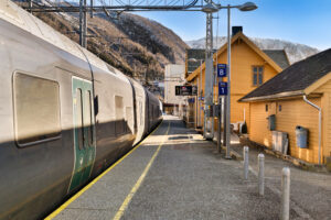Vaksdal er også attraktivt for pendlere. Tettstedet ligger mellom Bergen og Voss, og både E16 og Bergensbanen går gjennom bygden, noe som gjør det enkelt å kombinere rolige omgivelser ved fjorden med arbeid eller studier i Bergen.