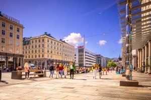 Urban beliggenhet med kort gange til Torgalmenningen og byens servicetilbud.