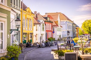 Et område med autentisk “Bergenssjarm”: brostein, små gater og historisk bebyggelse.