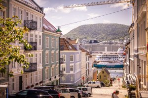 Området er kjent for kontrastene i arkitektur og historie – og et levende bymiljø tett på sentrum