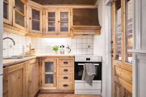 Gammelt og veldig koselig kjøkken som ifølge selger har vært kjøpmannsdisken i et gammelt apotek. 