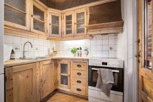 Selv om innredningen er eldre, er det fullt funksjonelt og passer husets stil. Her er det heltre benkeplate og gode oppbevaringsløsninger.