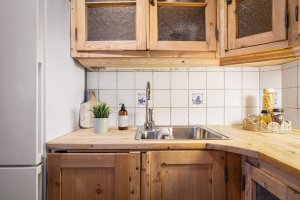 Alle hvitevarene på kjøkkenet følger med i handelen. 