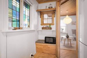 Nisje på kjøkkenet med plass til kaffetrakter eller lignende. 