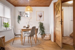 Parkett på gulv og malte flater gir et tidløst uttrykk i oppholdsrommet.