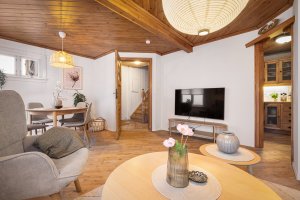 Lys og trivelig stue – enkelt å møblere med både sofa og spiseplass.