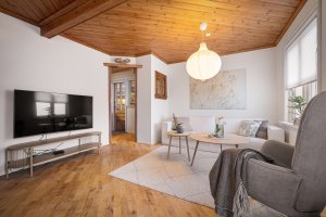 Koselig stue med fin romfølelse og naturlig plass for samvær. Selger har periodevis leid huset ut på korttidsuleie med stor suksess. 