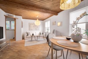 Stuen har en lun karakter og gode flater for personlig innredning.