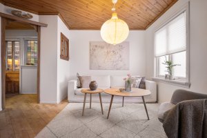 Trivelig oppholdsrom med klassiske materialvalg og hyggelig stemning. 