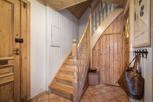 Trapperom med furugulv og malte flater – lun overgang til loftsetasjen.