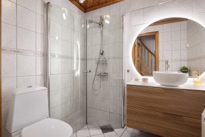 Badet har dusjløsning og opplegg for vaskemaskin.