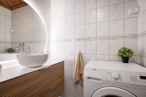 Badet er funksjonelt, men utdatert. Dersom en ønsker et bad med dagens standard, må badet renoveres. 