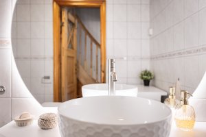 Baderomsmøbel og speil med belysning.