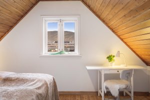 Fra soverommet er det utsikt over sjøen. 