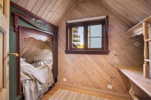 Et herlig rom, men en koselig soveplass. Rommet er betegnet som "kammers", men er benyttet av selger for overnatting. Rommet tilfredsstiller ikke dagens krav til soverom. 