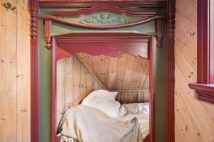 Smart kammers med plassbygd sengeløsning – utnytter arealet svært godt.