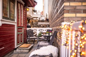 ... boligens tilhørende uteplass mellom Tempelkroken 10 og nabobygget. 