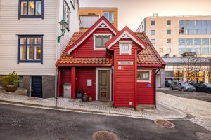 Huset er oppført i 1996 og dagens situasjon er lik den godkjente tegningene. (ferdigattest foreligger)