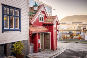 Historiske Nøstet med brosteinsgater og klassisk bergensbebyggelse – midt i byen.