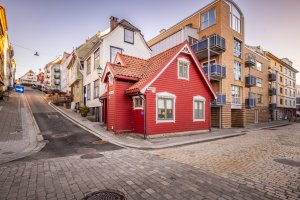 Det lille, koselige røde huset i Tempelkroken er nå for salg. Det mest spennende med beliggenheten er den omfattende utviklingen som nå pågår rett i nærområdet.