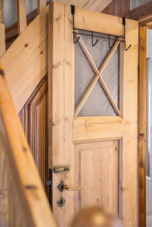 Legg merke til de gamle dørene som sannsynligvis er originaldørene til det gamle huset som sto her. 