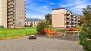 Borettslaget har pent opparbeidede fellesarealer med beplantning og belyste gangveier.