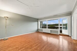 Lys og romslig stue med god plass til både sofagruppe og spiseplass.
