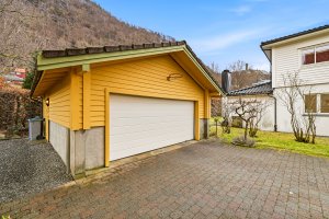 Boligen har fast plass i felles dobbeltgarasje | Det er tilrettelagt for montering av lader til el. bil | Aut. garasjeportåpner (port fornyet i 2019)