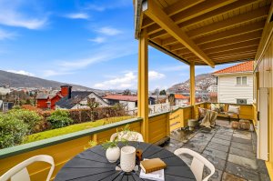 Attraktiv bolig med 110 m² på ett plan | Meget solrik terrasse og tilgang til hage | Fin utsikt | Parkering i garasje 