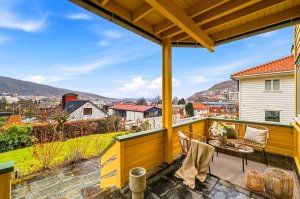 Fra terrassen er det enkel tilgang til hagen | Terrassens areal er 18 m² og ca 10 m² av terrassen har overbygg