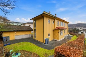 Kort avstand fra garasjen til husets inngangsparti