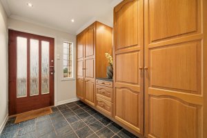 Romslig hall på 7 m² | Deler av innredningen har innebygget sone for vaskemaskin og tørketrommel (sluk i gulvet) 