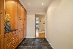 Gulvet har fliselagt skifer og det er innfelt downlights i taket | Innredningen har godt med garderobeplass