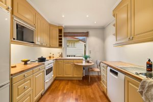 Kjøkkenet har et areal på 8.6 m² | Innredningen ble fornyet i 1997